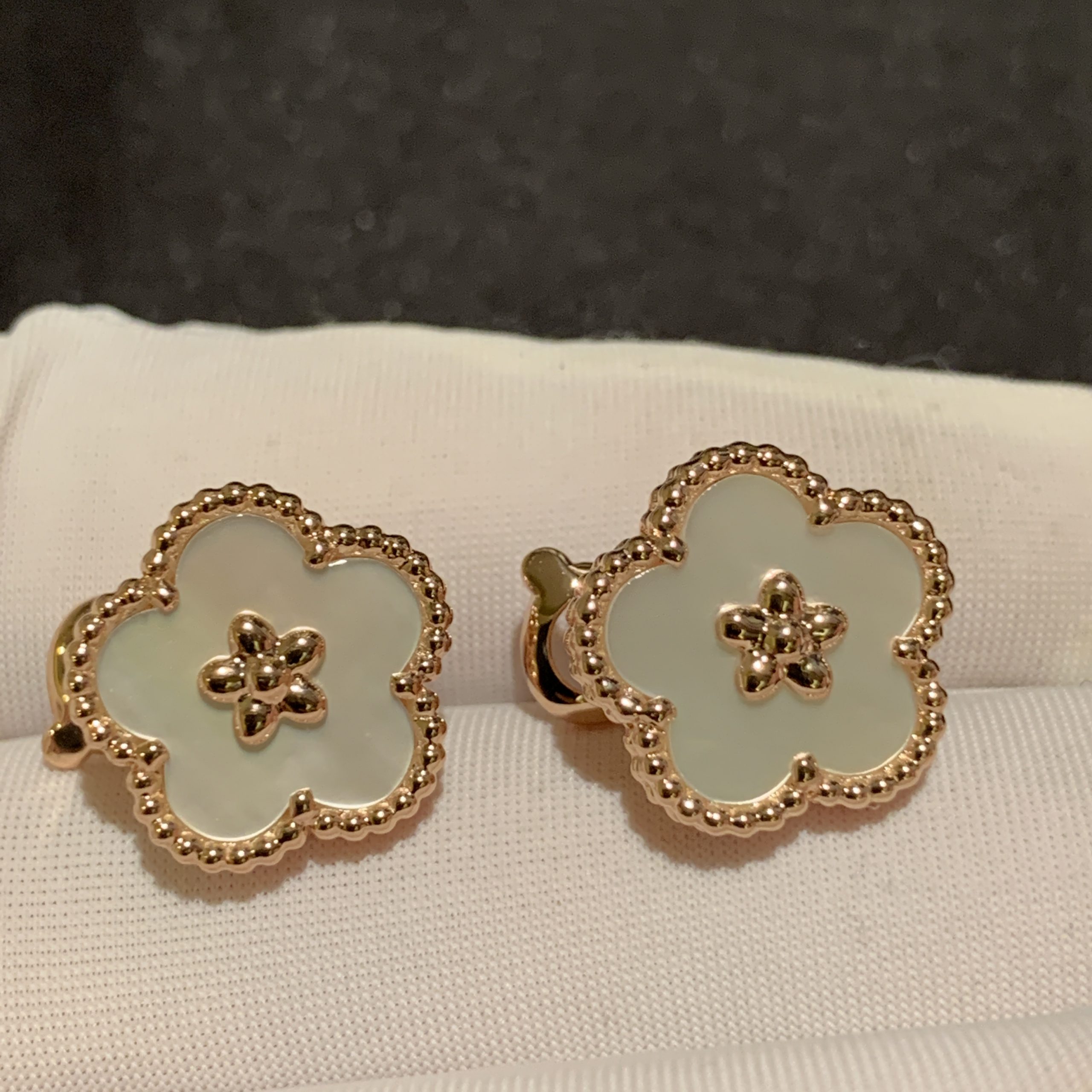 Van Cleef & Boucles d'oreilles Arpels Lucky Spring Plum Blossom fabriquées sur mesure en or rose 18 carats avec nacre