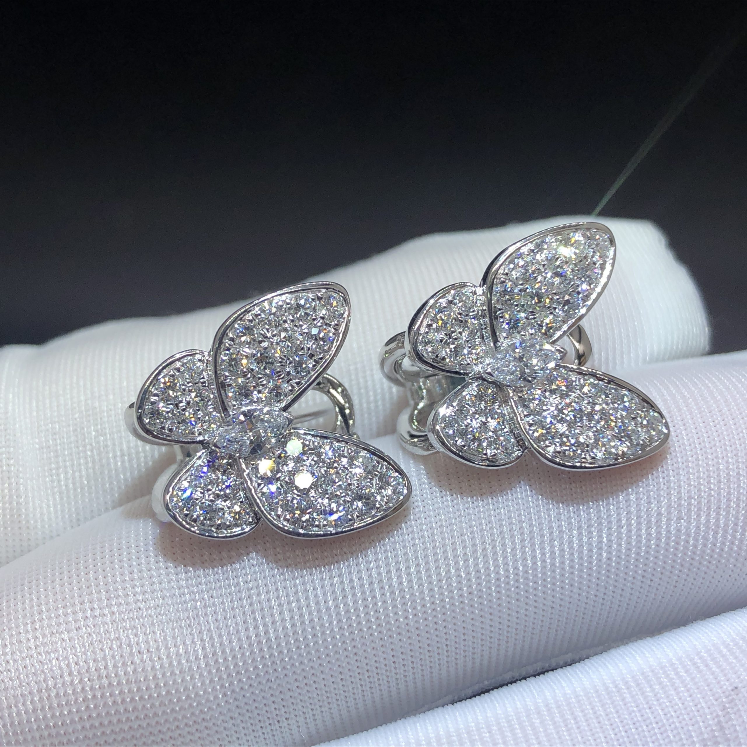 Van Cleef & Boucles d'oreilles Arpels Two Butterfly fabriquées sur mesure en or blanc 18 carats avec diamants